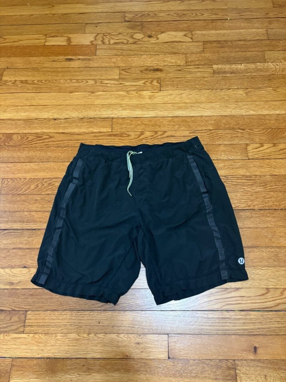 Lululemon Men's Athletic Shorts Size Large Black Drawstring Elastic 10" Ins. Run
